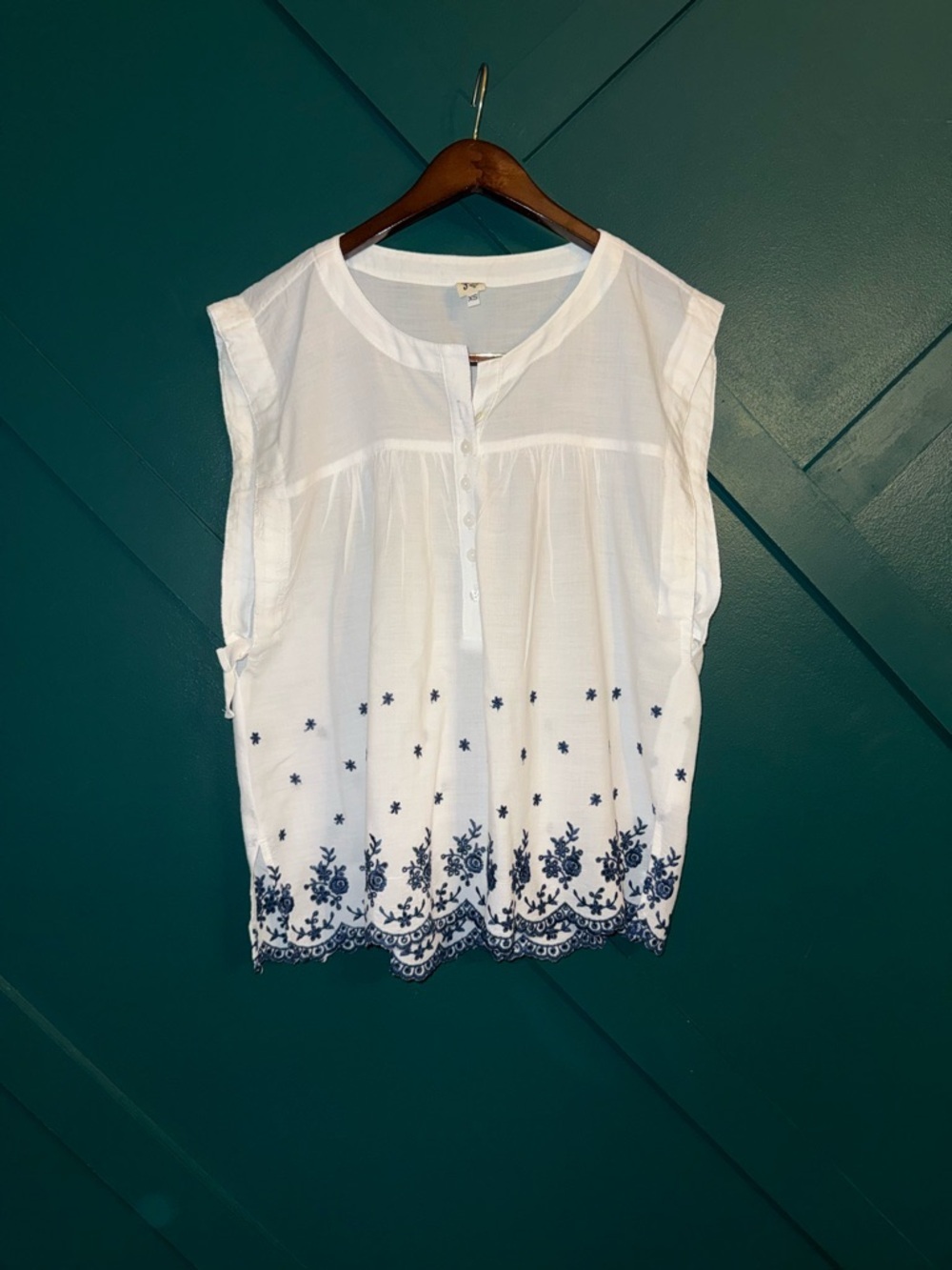 ivy jane White Sleeveless Cotton Top with Navy Embroidery